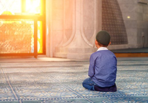 "يا بلال، أقم الصلاة، أرحنا بها"

أغلب من يناديك يحتاجك لشيء، إلا "حيَّ على الصلاة"، تُناديك لتؤجر، لترتاح، لتتساقط ذنوبُك عن منكبيك، لتشكو للرحمٰن حزنك وقلة حيلتك، لتناجي الكريم أن يعطيك سؤلك، فطوبىٰ لمن سبقه قلبُه إليها خاشعاً! 

<a href="/jamaliaat/">جماليات</a> #مساء_الخير 🌷