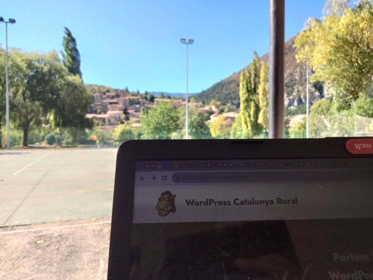 🔨 Estem preparant coses per la meetup #wpcatrural al poliesportiu municipal... 

 📡Si la connexió a Internet ens ho permet 🤞 

#wpcatrural #wordpress #drama #problemes