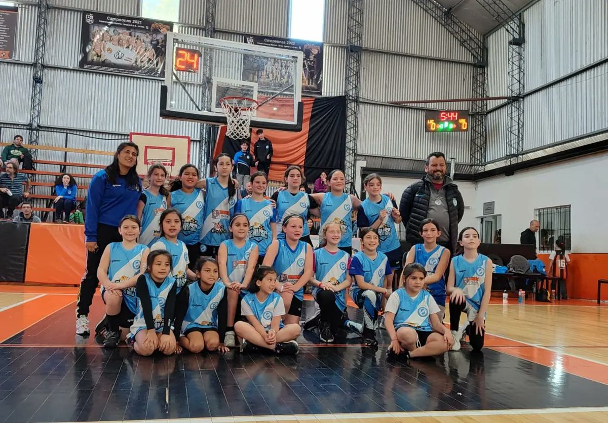 BasquetVsC's tweet photo. 🏀 ¡Encuentro de Minibasquet Femenino!

➡️ Nuestro Minibasquet Femenino vivió una mañana de sábado a puro Básquet visitando a @clubreconquista

🫂 ¡Gracias por recibirnos!

😉 ¡Las villeritas siguen creciendo! https://t.co/Ov8wgBKHAl