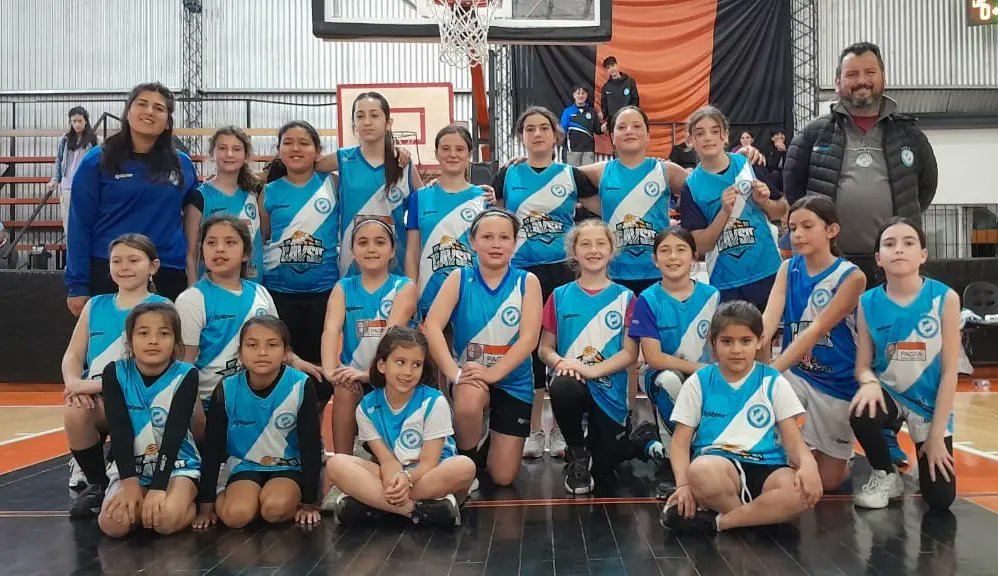 BasquetVsC's tweet photo. 🏀 ¡Encuentro de Minibasquet Femenino!

➡️ Nuestro Minibasquet Femenino vivió una mañana de sábado a puro Básquet visitando a @clubreconquista

🫂 ¡Gracias por recibirnos!

😉 ¡Las villeritas siguen creciendo! https://t.co/Ov8wgBKHAl