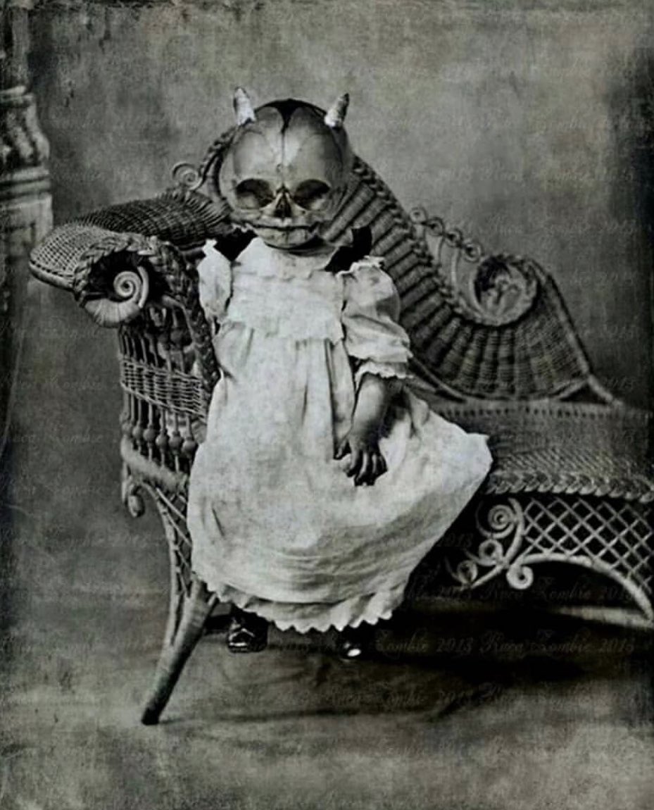 historyinmemes's tweet photo. Creepy Vintage Halloween costumes https://t.co/UEampLGv6K