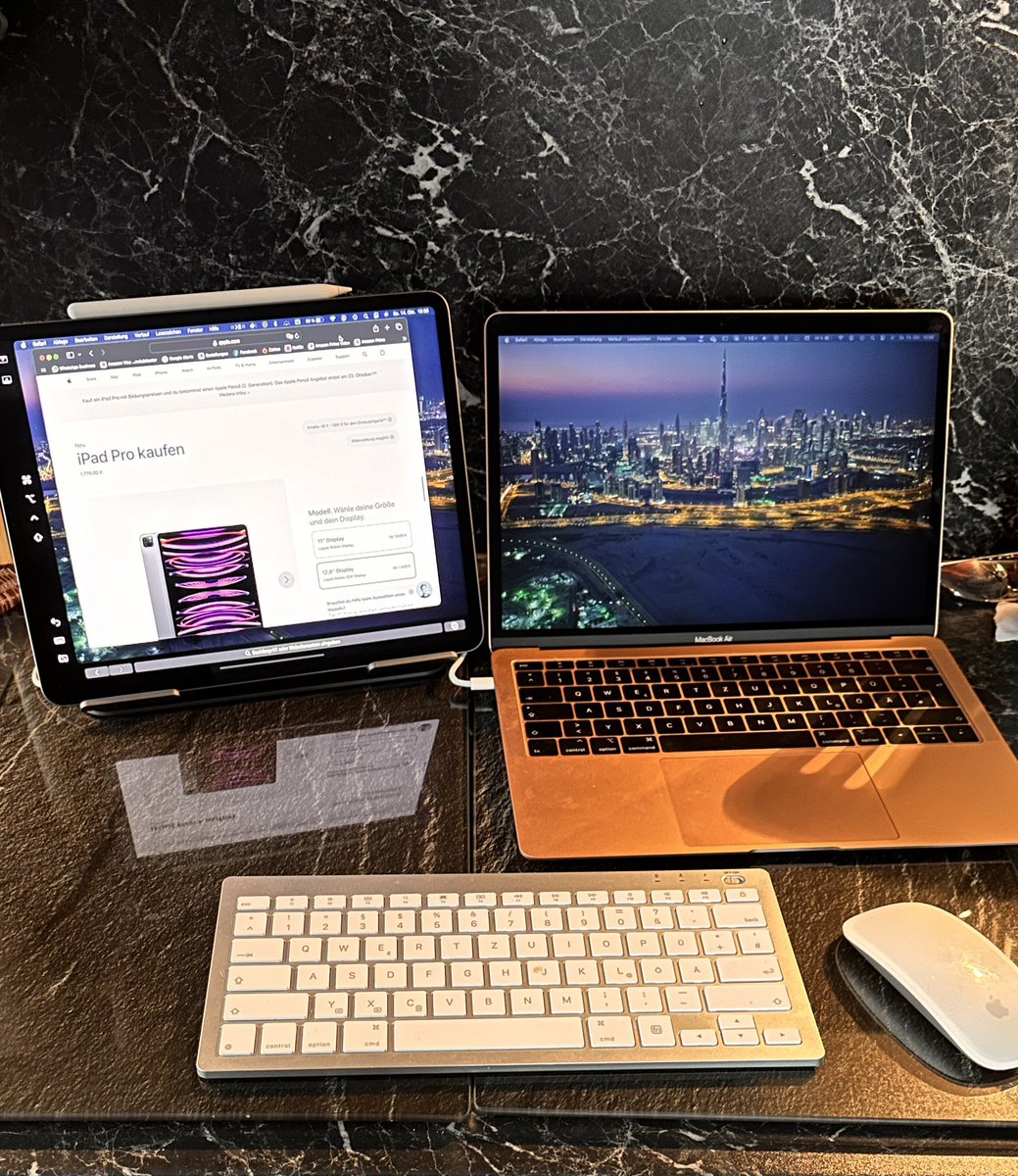 MarkusRoemmen's tweet photo. Hier noch ein paar Bilder vom iPad Pro 12.9 Zoll als Monitor am Macbook Air. Geniale Lösung. Der Unterschied in der Größdes Displays ist minimal.

#ipadpro #macbookair #Apple #Displaygroessw https://t.co/scgW21IWdH