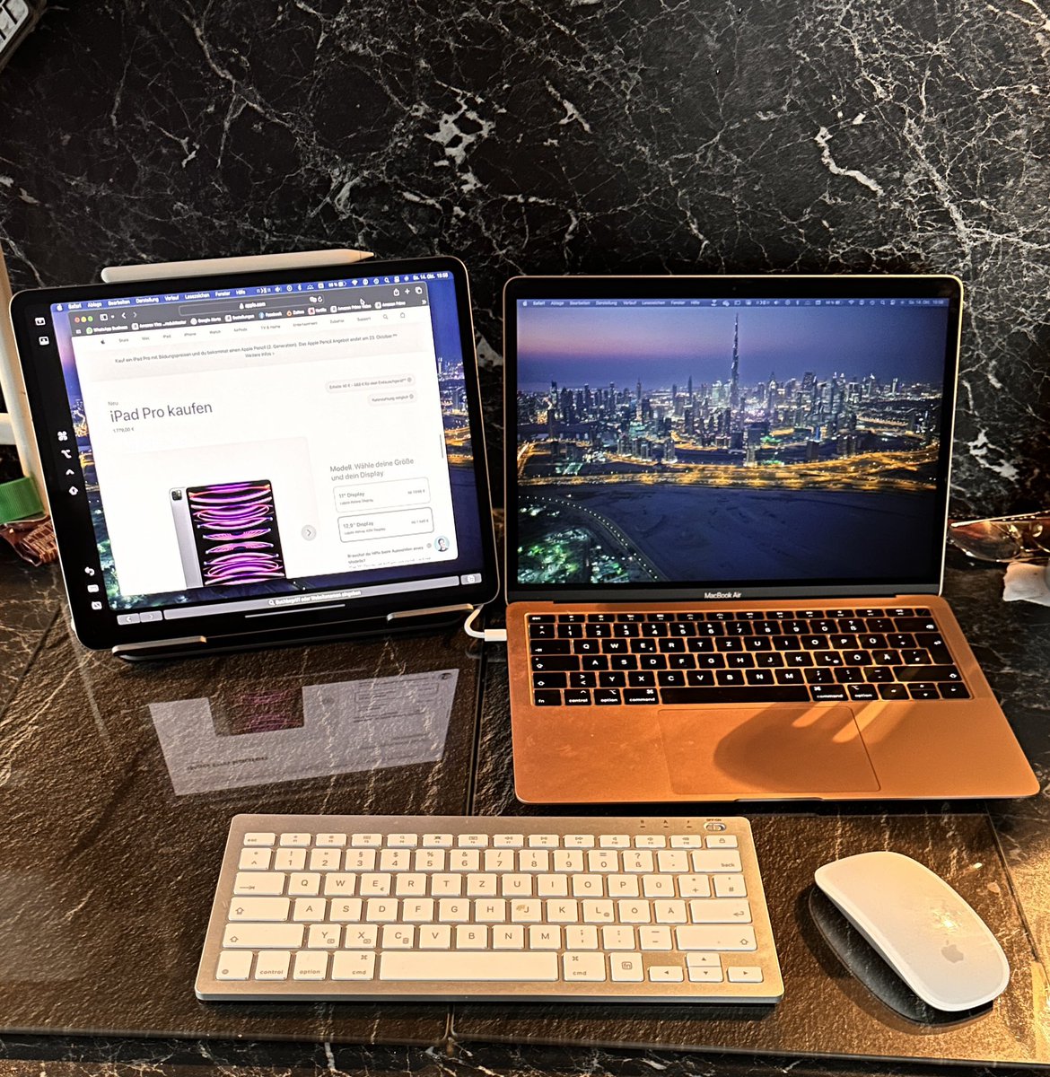 MarkusRoemmen's tweet photo. Hier noch ein paar Bilder vom iPad Pro 12.9 Zoll als Monitor am Macbook Air. Geniale Lösung. Der Unterschied in der Größdes Displays ist minimal.

#ipadpro #macbookair #Apple #Displaygroessw https://t.co/scgW21IWdH