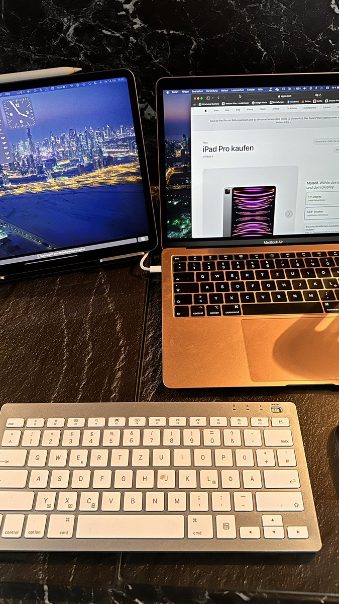 MarkusRoemmen's tweet photo. Hier noch ein paar Bilder vom iPad Pro 12.9 Zoll als Monitor am Macbook Air. Geniale Lösung. Der Unterschied in der Größdes Displays ist minimal.

#ipadpro #macbookair #Apple #Displaygroessw https://t.co/scgW21IWdH
