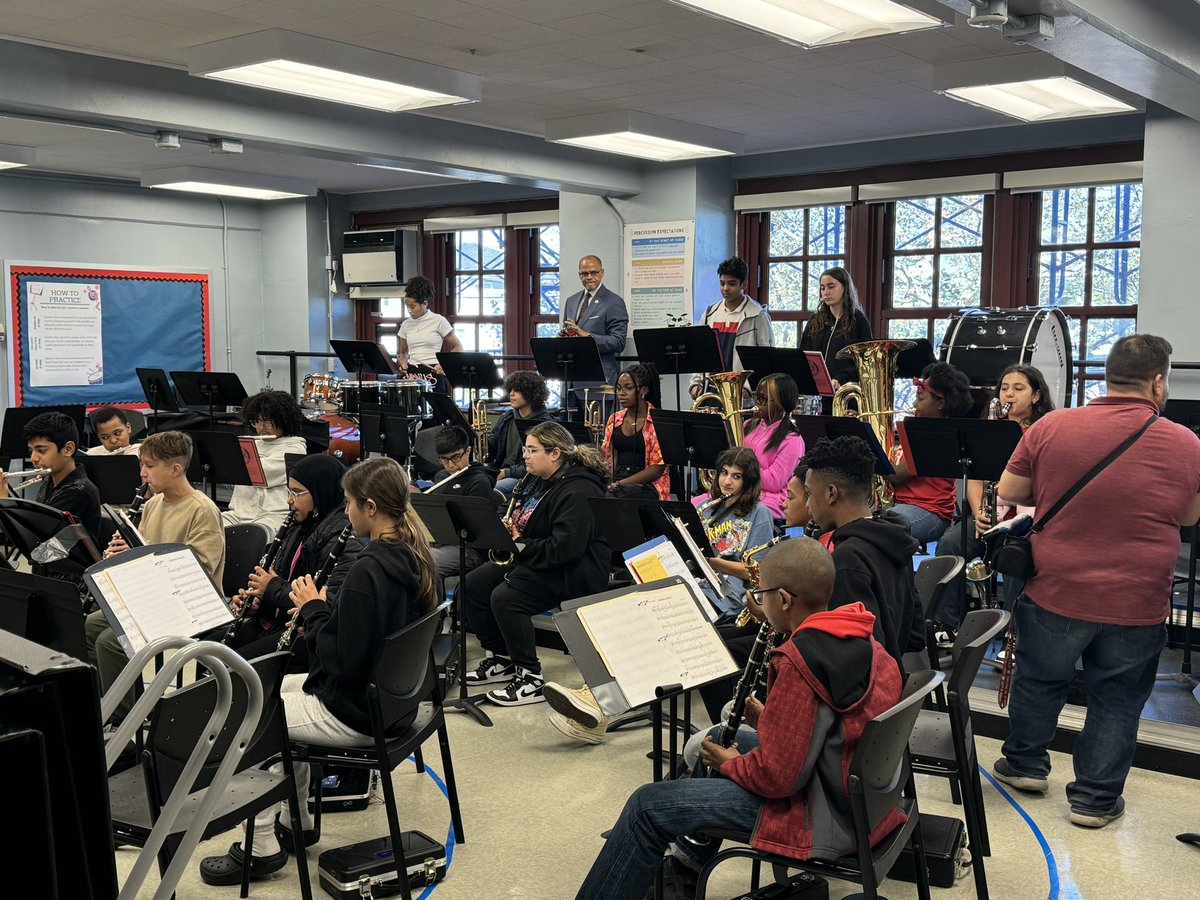 RoyHMann78's tweet photo. It was an honor to welcome Chancellor Banks to Roy H. Mann on Wednesday.  While he was there to thank us for our support of PS 312, we had an opportunity to thank him for his Leadership and show him our SEM Cooking and Band Programs. @District22BKNY https://t.co/cBOt4OG7HZ