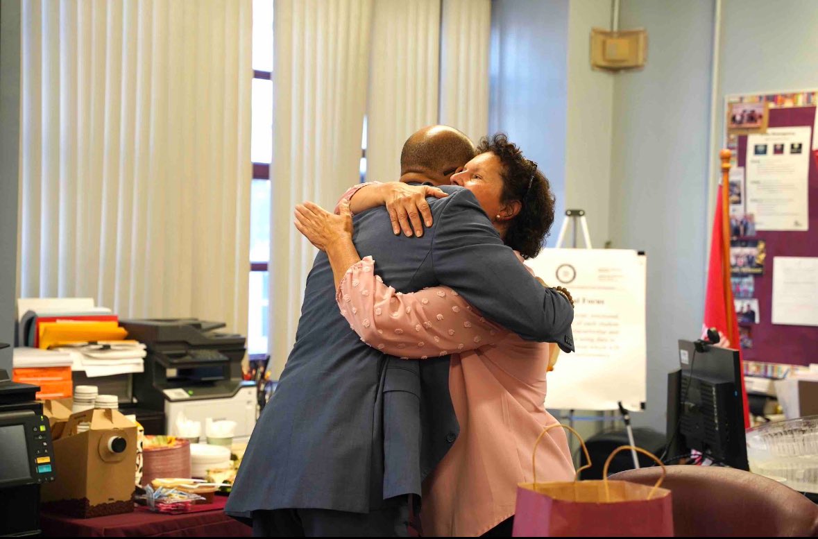 RoyHMann78's tweet photo. It was an honor to welcome Chancellor Banks to Roy H. Mann on Wednesday.  While he was there to thank us for our support of PS 312, we had an opportunity to thank him for his Leadership and show him our SEM Cooking and Band Programs. @District22BKNY https://t.co/cBOt4OG7HZ