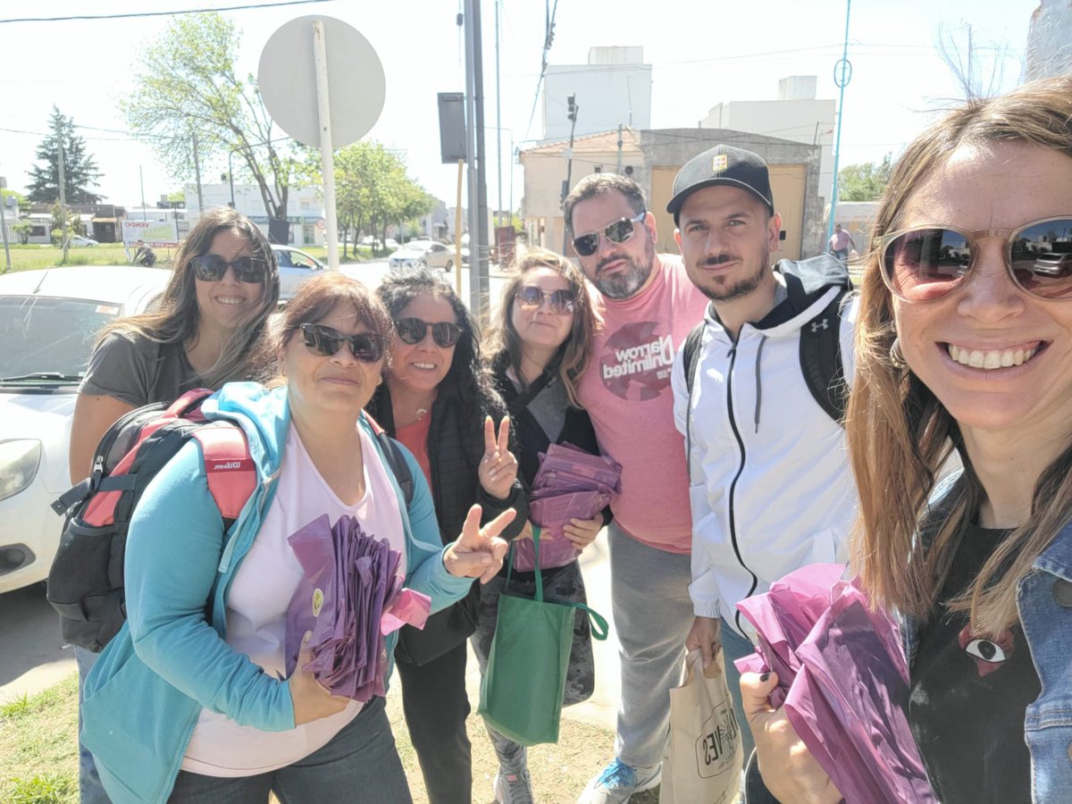 #LaBanderaNosUne hoy en Junín llevamos la boleta de <a href="/SergioMassa/">Sergio Massa</a> <a href="/Kicillofok/">Axel Kicillof</a> y <a href="/ValeriaArata/">ᴠᴀʟᴇʀɪᴀ ᴀʀᴀᴛᴀ</a> casa x casa y barrio x barrio