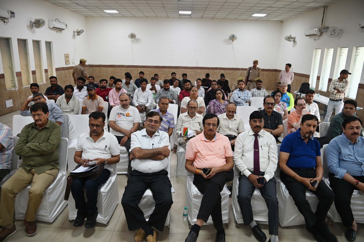 आज सेक्टर 39 के कम्युनिटी सेंटर में एनबीटी द्वारा साइबर सुरक्षा सभा का आयोजन किया गया जिसमें एडिशनल DCP श्रीमान शक्ति अवस्थी एवं ACP  श्रीमान रजनीश वर्मा जी के साथ सायबर एक्सपोर्ट ने महत्वपूर्ण सुझाव दिये। जागरूकता ही साइबर ठगी का एकमात्र उपाय है।