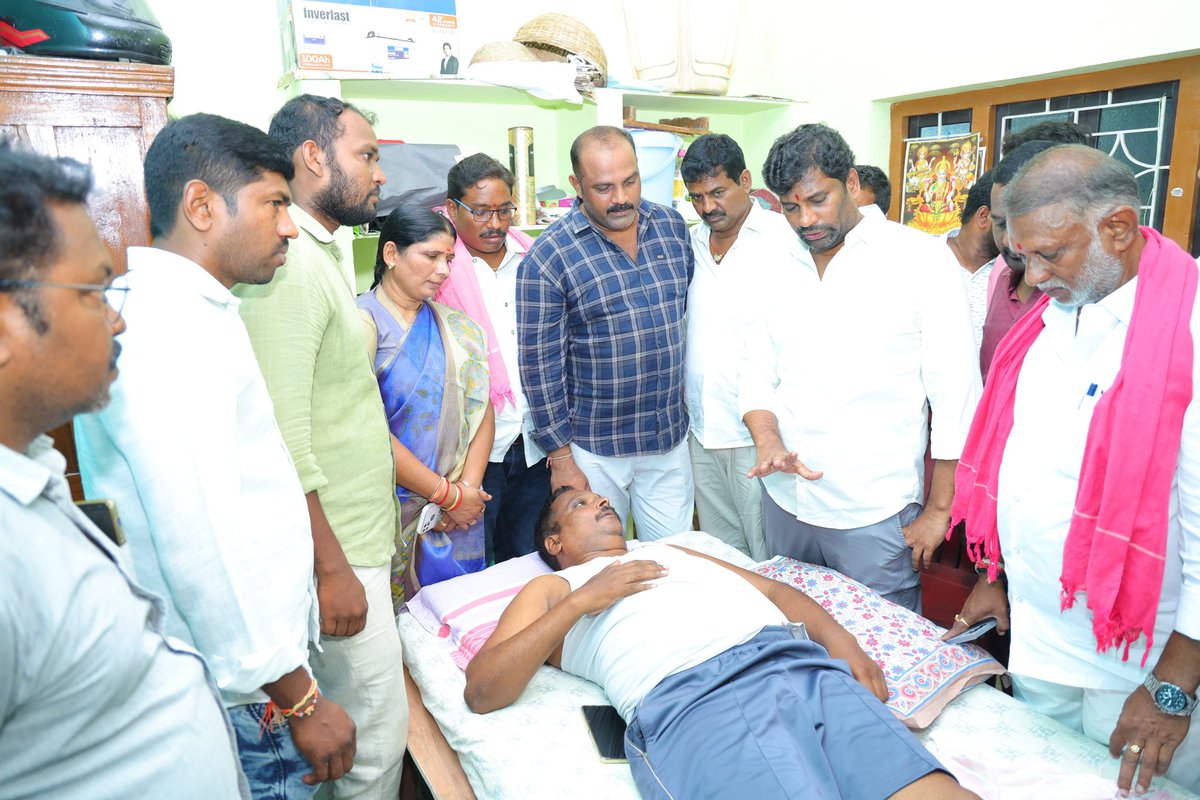 manohar_kamatam's tweet photo. అనారోగ్యంతో బాధపడుతున్న రామకృష్ణాపూర్ పట్టణ బీఆర్ఎస్ నాయకులు కోల శ్రీనివాస్ గారిని పరామర్శించిన ప్రభుత్వ విప్ &amp; చెన్నూరు ఎమ్మెల్యే బాల్క సుమన్ గారు. ఈ సందర్భంగా వారు త్వరగా కోలుకోవాలని ఆకాంక్షించారు. https://t.co/kOkxeM09aV