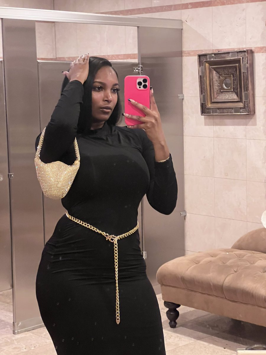 SipOfTee__'s tweet photo. I can tell y’all ain’t seen a real body in a minute 🧐 https://t.co/o1cP1fui19