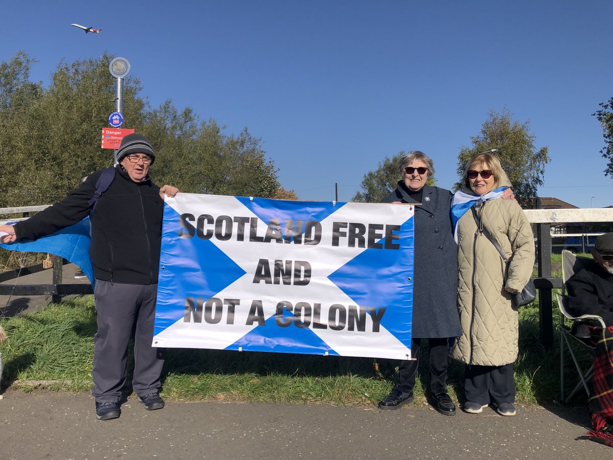 chetty_maggie's tweet photo. Chain of Freedom near Anniesland https://t.co/YspnqpPHgJ