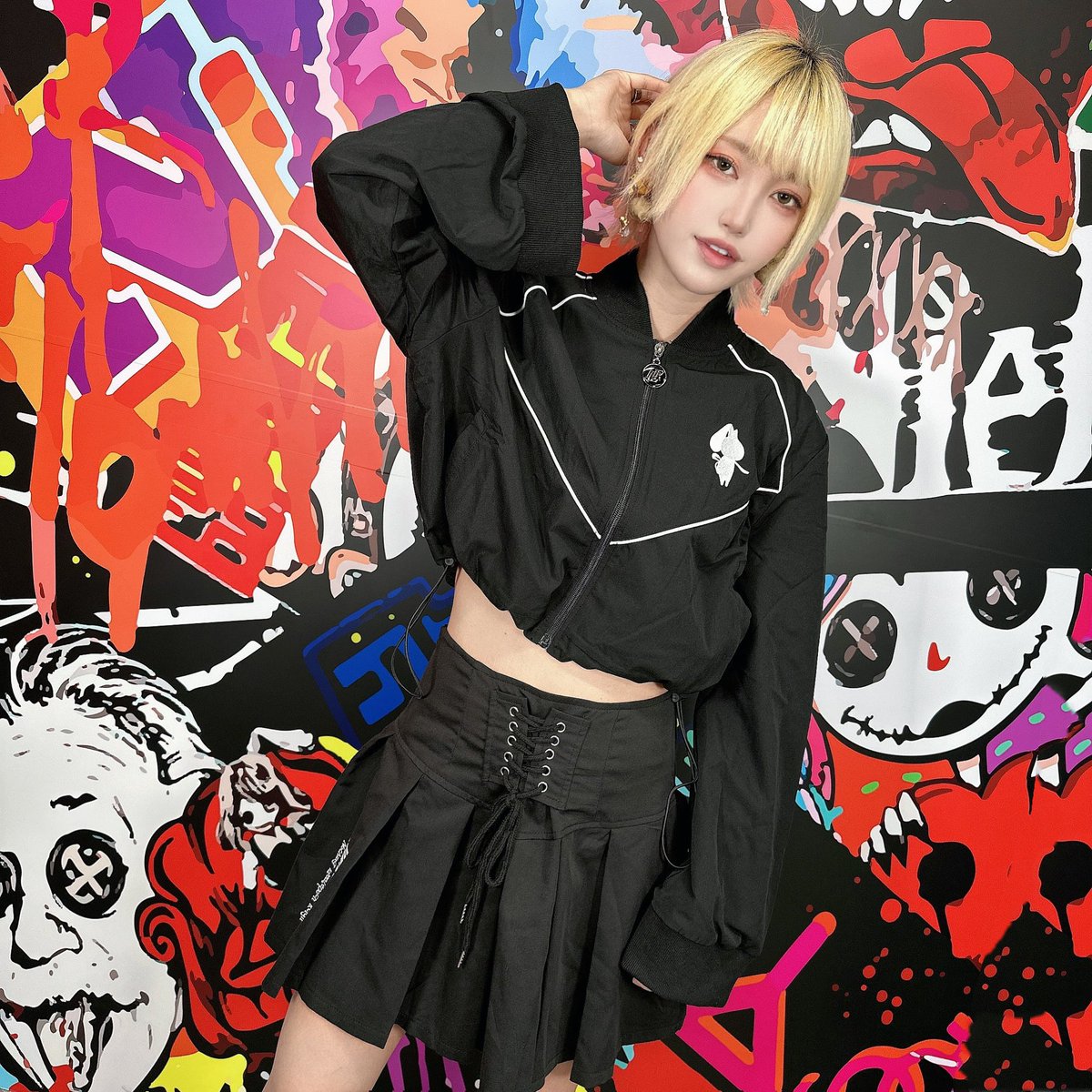 NieR_tokyo's tweet photo. 🎁本日〆切プレゼント企画🎁

クロップド丈WIDE SLEEVE ZIP OUTER

🎁3名様にプレゼント🎁

レディースアイテムです🐰

◼応募方法
フォロー(@NieR_tokyo) &amp; RT
◼締切〆  本日24時

※鍵垢の方も対象内です。

※こちらは締切後に
販売開始される商品となります。

是非ご参加ください🙇‍♂️🙇‍♀️ https://t.co/oD7niV7pfl