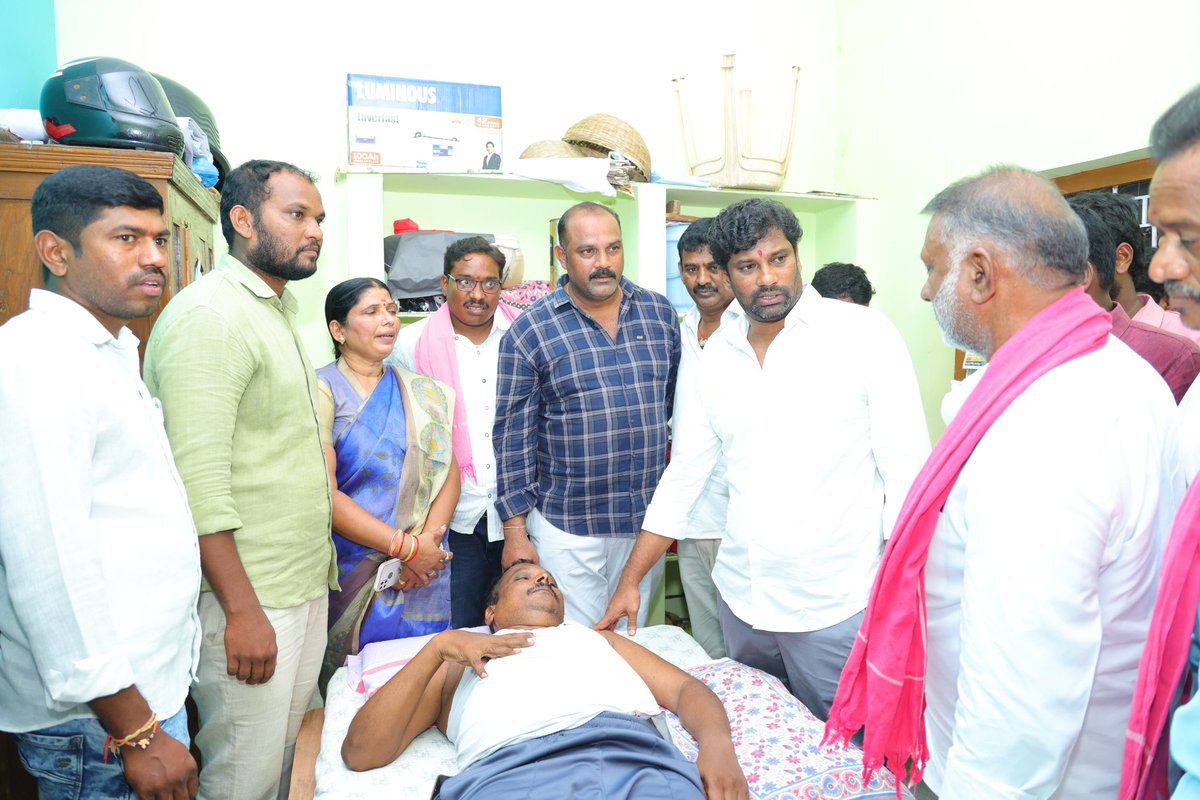 manohar_kamatam's tweet photo. అనారోగ్యంతో బాధపడుతున్న రామకృష్ణాపూర్ పట్టణ బీఆర్ఎస్ నాయకులు కోల శ్రీనివాస్ గారిని పరామర్శించిన ప్రభుత్వ విప్ &amp; చెన్నూరు ఎమ్మెల్యే బాల్క సుమన్ గారు. ఈ సందర్భంగా వారు త్వరగా కోలుకోవాలని ఆకాంక్షించారు. https://t.co/kOkxeM09aV