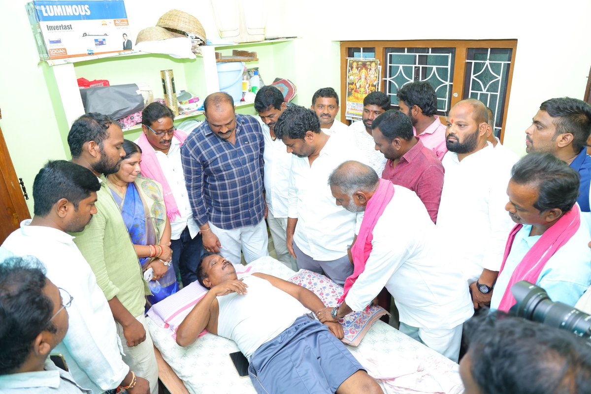 manohar_kamatam's tweet photo. అనారోగ్యంతో బాధపడుతున్న రామకృష్ణాపూర్ పట్టణ బీఆర్ఎస్ నాయకులు కోల శ్రీనివాస్ గారిని పరామర్శించిన ప్రభుత్వ విప్ &amp; చెన్నూరు ఎమ్మెల్యే బాల్క సుమన్ గారు. ఈ సందర్భంగా వారు త్వరగా కోలుకోవాలని ఆకాంక్షించారు. https://t.co/kOkxeM09aV