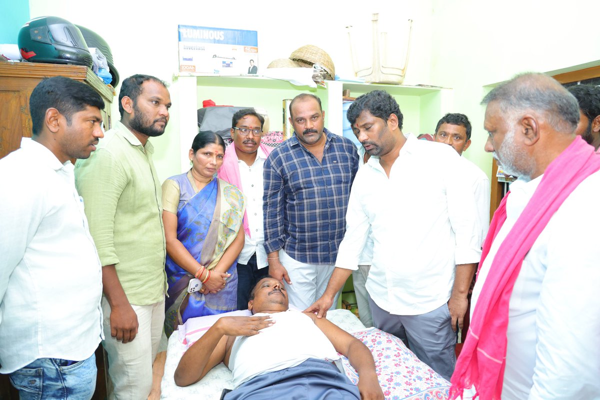 manohar_kamatam's tweet photo. అనారోగ్యంతో బాధపడుతున్న రామకృష్ణాపూర్ పట్టణ బీఆర్ఎస్ నాయకులు కోల శ్రీనివాస్ గారిని పరామర్శించిన ప్రభుత్వ విప్ &amp; చెన్నూరు ఎమ్మెల్యే బాల్క సుమన్ గారు. ఈ సందర్భంగా వారు త్వరగా కోలుకోవాలని ఆకాంక్షించారు. https://t.co/kOkxeM09aV