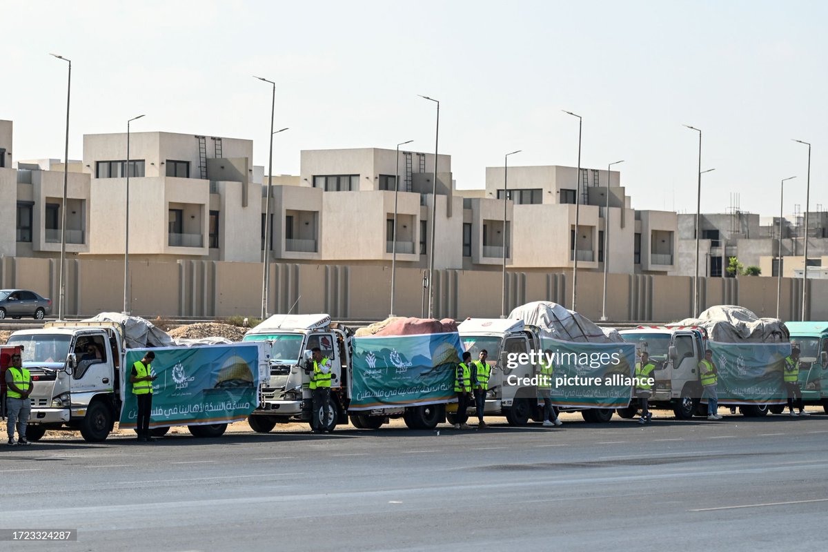 sayedhassan1207's tweet photo. Aid convoy trucks loaded with supplies, sent by Egypt, are seen at Cairo-Ismailia Desert Road. Photos : Sayed Hassan/dpa
Instagram:
https://t.co/ptsNx1QUFp https://t.co/cKAjtBURGy
