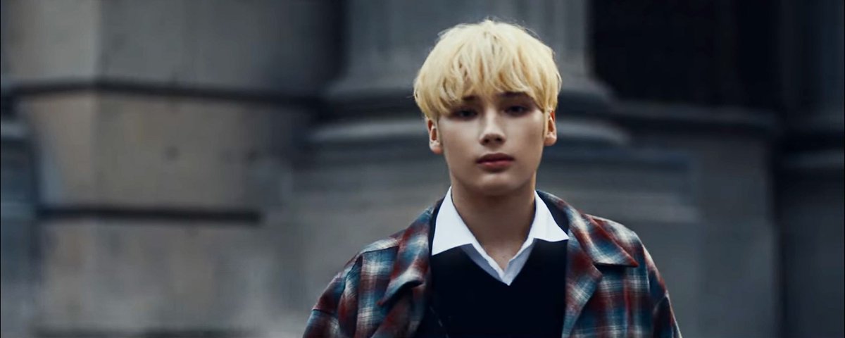bluebrisasea's tweet photo. Seu eu sou apaixonada no Hueningkai Hyuka Kai ?????? EU SOU COMPLETAMENTE APAIXONADA  
#ChasingThatFeeling #TXT #TXT_FREEFALL_SHOWCASE #TXT_Moa #MOA #moa #kpop #HUENINGKAI https://t.co/e35eAnOCcV