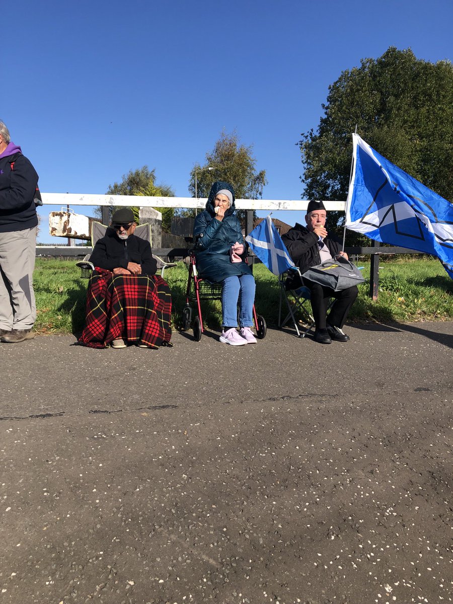 chetty_maggie's tweet photo. Chain of Freedom near Anniesland https://t.co/YspnqpPHgJ