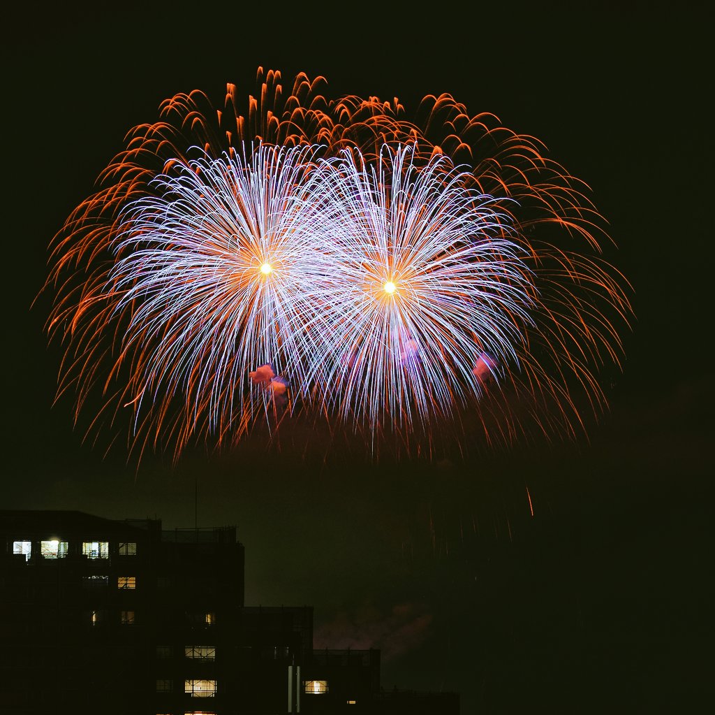 inemuri604's tweet photo. 地元の花火大会は自宅のベランダから
花火なんか撮った事ないので大格闘したけど、ライブコンポジットは光の軌跡をファインダーで確認出来るのはすごいっすよね
因みに2枚目は手摺りに肘を付けた手持ちカットです
#さいたま市政令指定都市20周年記念花火大会
#OMSYSTEM
#OM1
#40150pro https://t.co/6zVeZOLycA