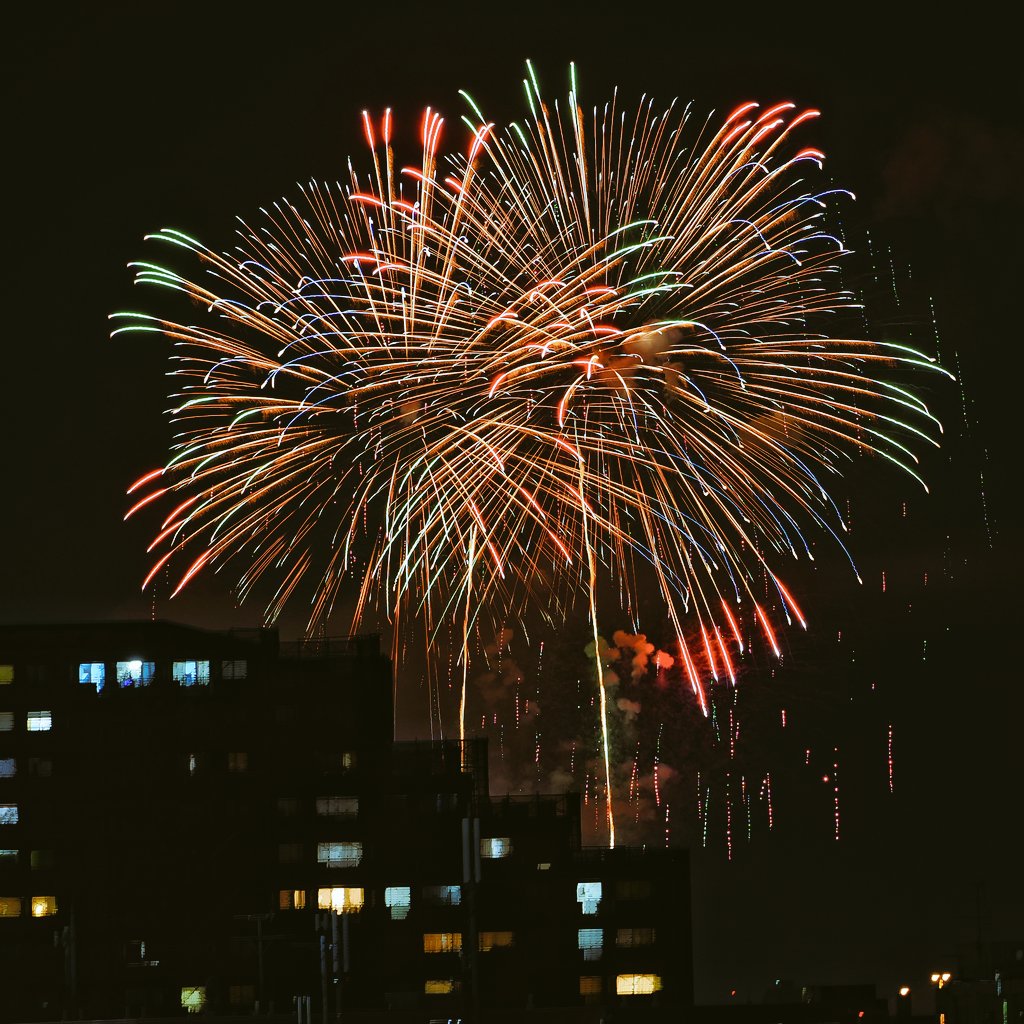inemuri604's tweet photo. 地元の花火大会は自宅のベランダから
花火なんか撮った事ないので大格闘したけど、ライブコンポジットは光の軌跡をファインダーで確認出来るのはすごいっすよね
因みに2枚目は手摺りに肘を付けた手持ちカットです
#さいたま市政令指定都市20周年記念花火大会
#OMSYSTEM
#OM1
#40150pro https://t.co/6zVeZOLycA