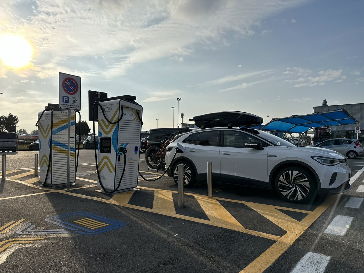 Sehr geil, mein ID.4 lädt nun mit mehr als 165kW dank dem Software-Update! Natürlich an einem <a href="/alpitronic/">Alpitronic</a> HPC, die Dinger sind einfach top, hier in Italien von #FreeToX. 

<a href="/AMAG_Media/">AMAG MediaTeam</a> <a href="/vwschweiz/">Volkswagen Schweiz</a> <a href="/vwsachsen_de/">vwsachsen_de</a>