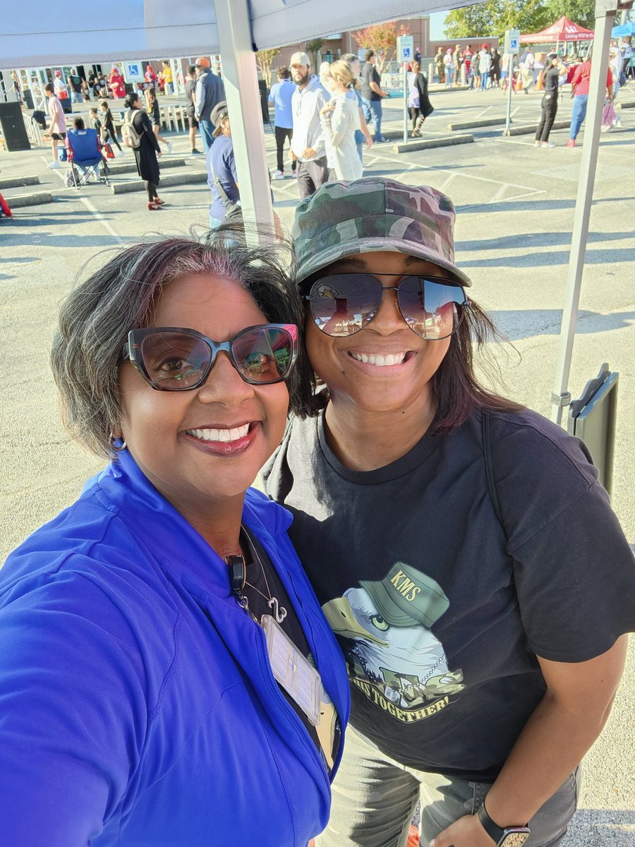 tperk1913's tweet photo. @PrincipalDuncan &amp; @tperk1913 preparing for a day of fun at Alief Proud Day!! @AliefISD #AliefProud #ReachingNewHeights #IAMKMS https://t.co/PBHCAdtYgI