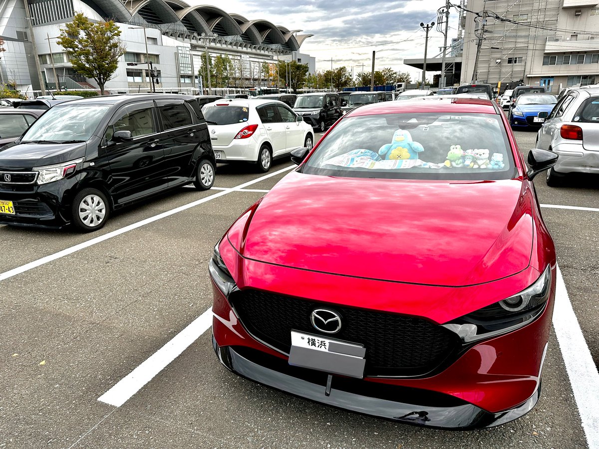 shell_mazda3's tweet photo. 横浜ナンバー、福岡のマリンメッセまでやってきた！

愛車と共にツアー巡業ドライブを果たせました！九州まで連れてきてくれた日向坂に感謝💪

#HappyTrainTour2023 https://t.co/m5EuItfXyq