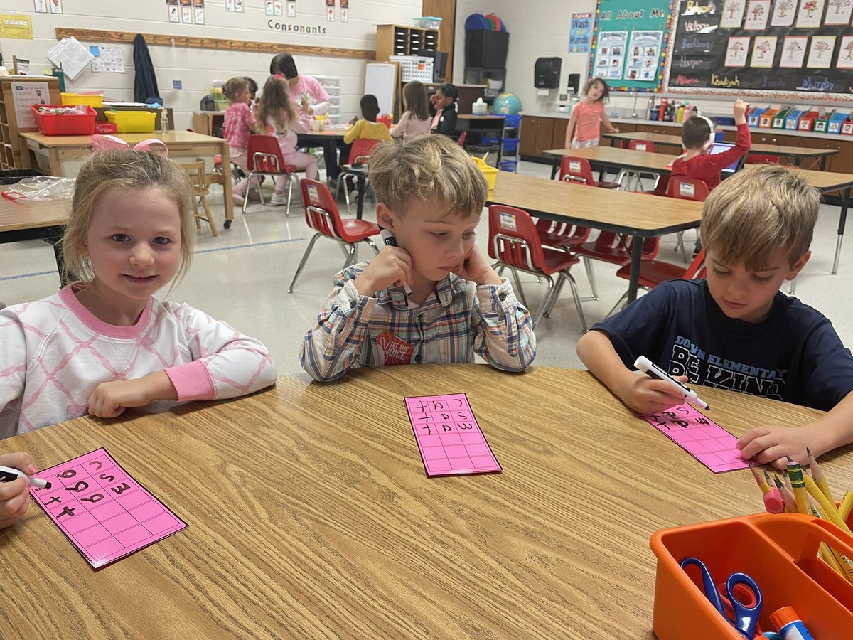 MsHemmann's tweet photo. Phonics cart fun! @DolvinES @NolesAdventures #DolvIncredible https://t.co/FhsKMD41cZ