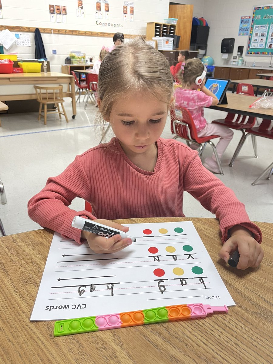 MsHemmann's tweet photo. Phonics cart fun! @DolvinES @NolesAdventures #DolvIncredible https://t.co/FhsKMD41cZ