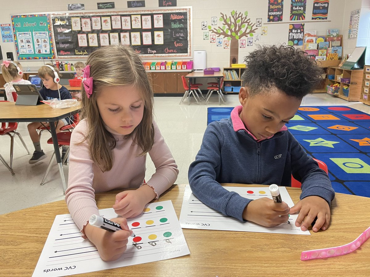 MsHemmann's tweet photo. Phonics cart fun! @DolvinES @NolesAdventures #DolvIncredible https://t.co/FhsKMD41cZ