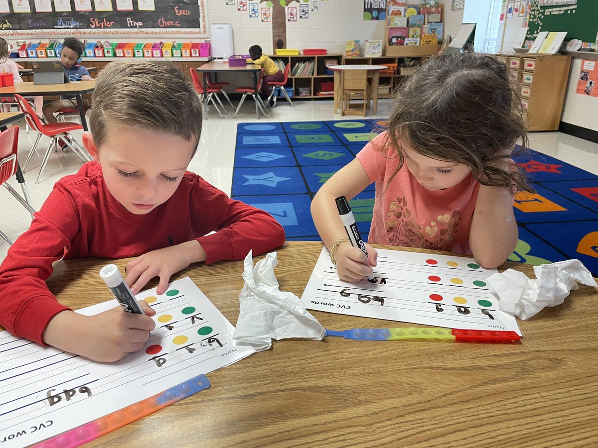 MsHemmann's tweet photo. Phonics cart fun! @DolvinES @NolesAdventures #DolvIncredible https://t.co/FhsKMD41cZ