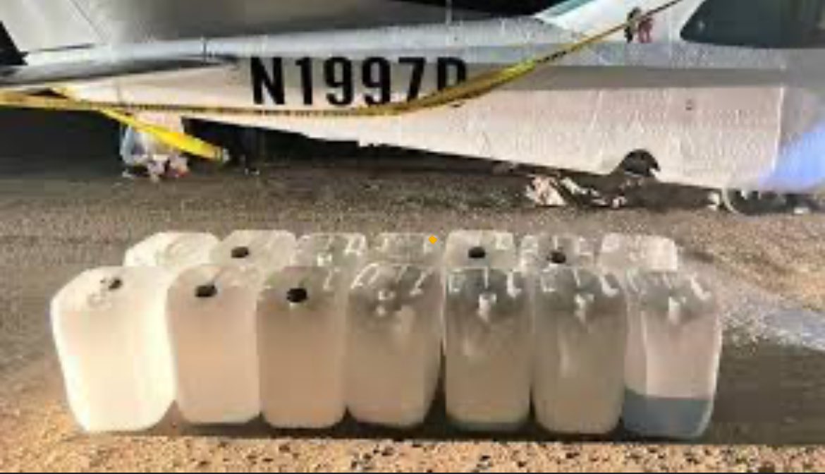 MoniPalaciosZ's tweet photo. 🛑#URGENTE🛑
Los tentáculos del narcotráfico salpican al candidato Noboa. En abril de 2022 una 'narcoavioneta' fue detenida en la comuna #Engunga, parroquia #Chanduy, en la provincia de #SantaElena. 
Abro hilo 🧵⬇️ https://t.co/ocZ3lWrrlq