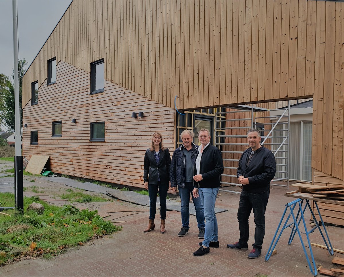 cdanoardeast's tweet photo. Easternijtsjerk is klear foar de takomst! Vrijdagmiddag kreeg de fractie een rondleiding door het grondig verbouwde dorpshuis ‘De Terp’ in Easternijtsjerk. Het @cdavandaag vindt het belangrijk dat initiatieven die uit de mienskip zelf komen, worden gefaciliteerd door de gemeente. https://t.co/7IeVP3hLTH