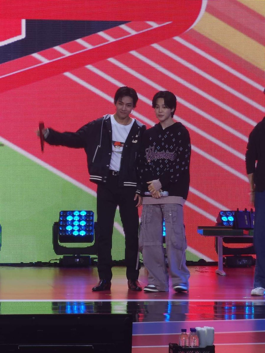 BTSARMYINFINIT7's tweet photo. #JIMIN asistió al "Fan meeting" de #Taehyung para apoyarlo. 🥺🥺🥺
Incluso cantaron "Friends" 😍
#Tae_Layover #Jimin_likeCrazy
@BTS_twt
Mita 🐨 https://t.co/pwjmkTu87s