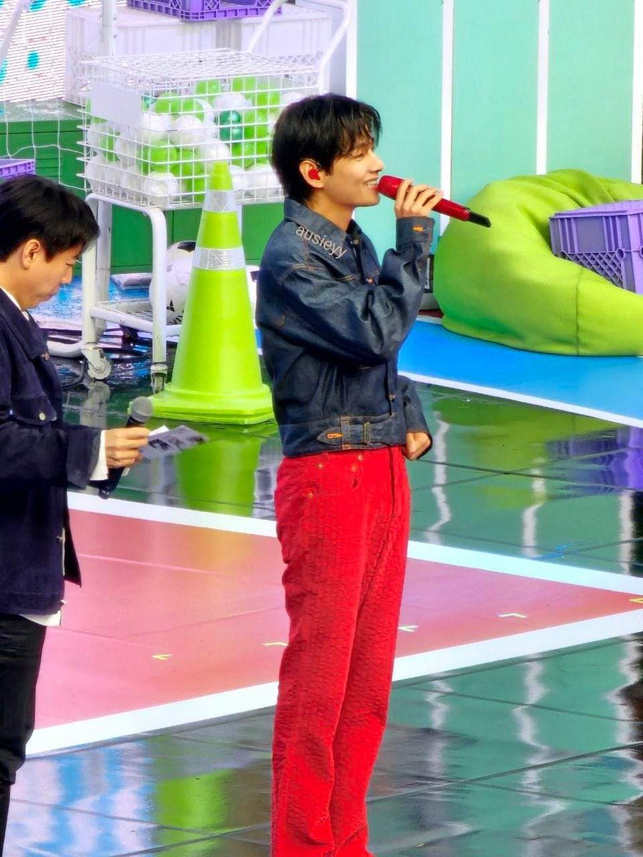 BTSARMYINFINIT7's tweet photo. #JIMIN asistió al "Fan meeting" de #Taehyung para apoyarlo. 🥺🥺🥺
Incluso cantaron "Friends" 😍
#Tae_Layover #Jimin_likeCrazy
@BTS_twt
Mita 🐨 https://t.co/pwjmkTu87s