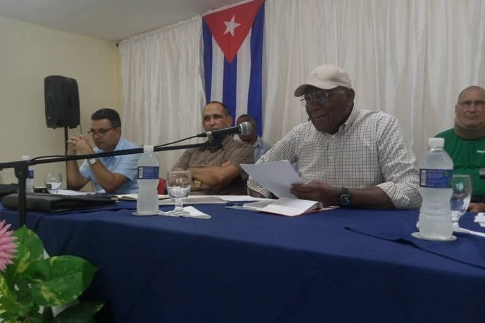 Aún en medio de limitaciones financieras y de recursos en el país, existen potencialidades en los municipios de Morón y #CiegodeÁvila para garantizar alimentos a sus habitantes, enfatizó este viernes en esta ciudad Salvador Valdés Mesa, vicepresidente de #Cuba.#Chambas.