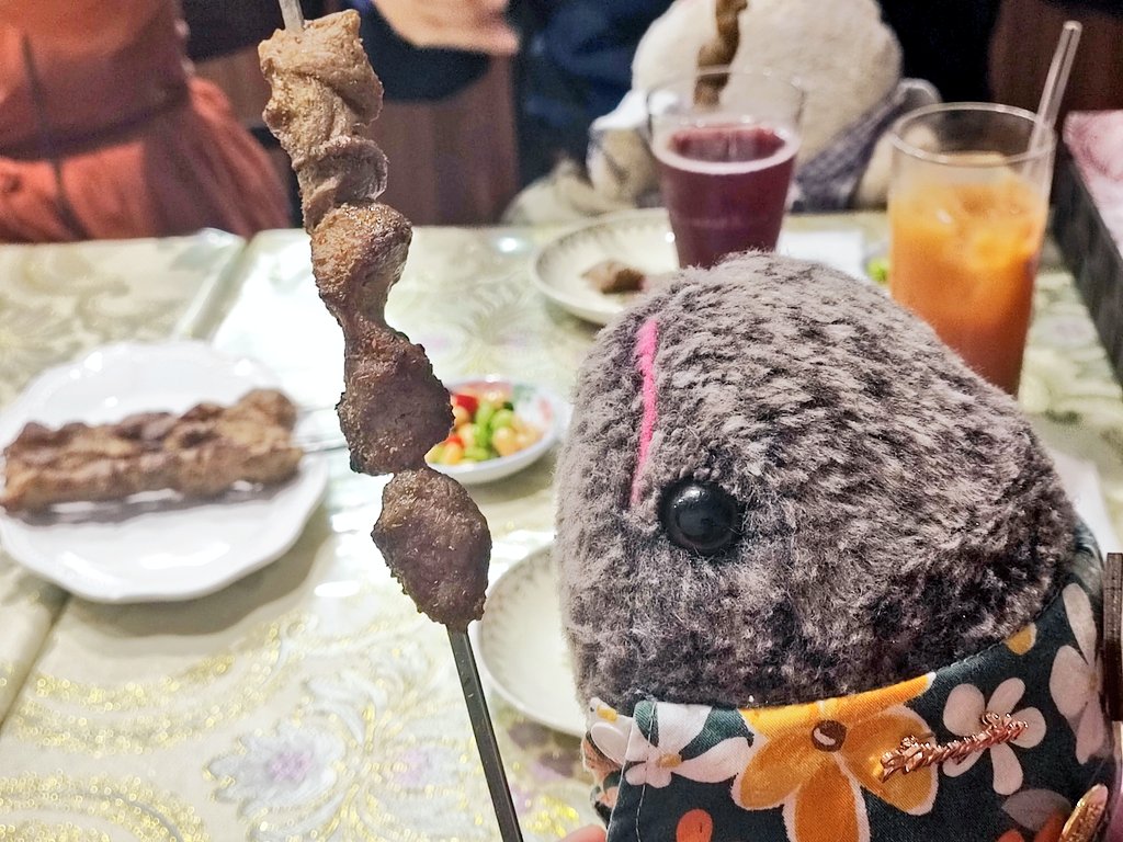 tatamullina's tweet photo. 今宵は近い人々とウイグル料理店「天山」へ。日本でもこんなにも美味しい串焼き肉にありつけるだなんて…… いや、タシュケントでもアルマトゥでもカザンでも、こんなに美味しいシャシリクにありつけるだろうか…… というくらい美味しかった。とても寂しいけれども、店主の幸せな未来を願うばかり。 https://t.co/I8m233wAOu