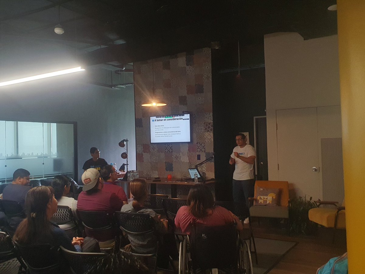 PythonPanama's tweet photo. 🎙️ ¡Segúndo dia de charlas del #PyConnect2023!
Un novato extrayendo datos del padrón electoral 🇵🇦🐍 #Python https://t.co/PdzB2QaP0f