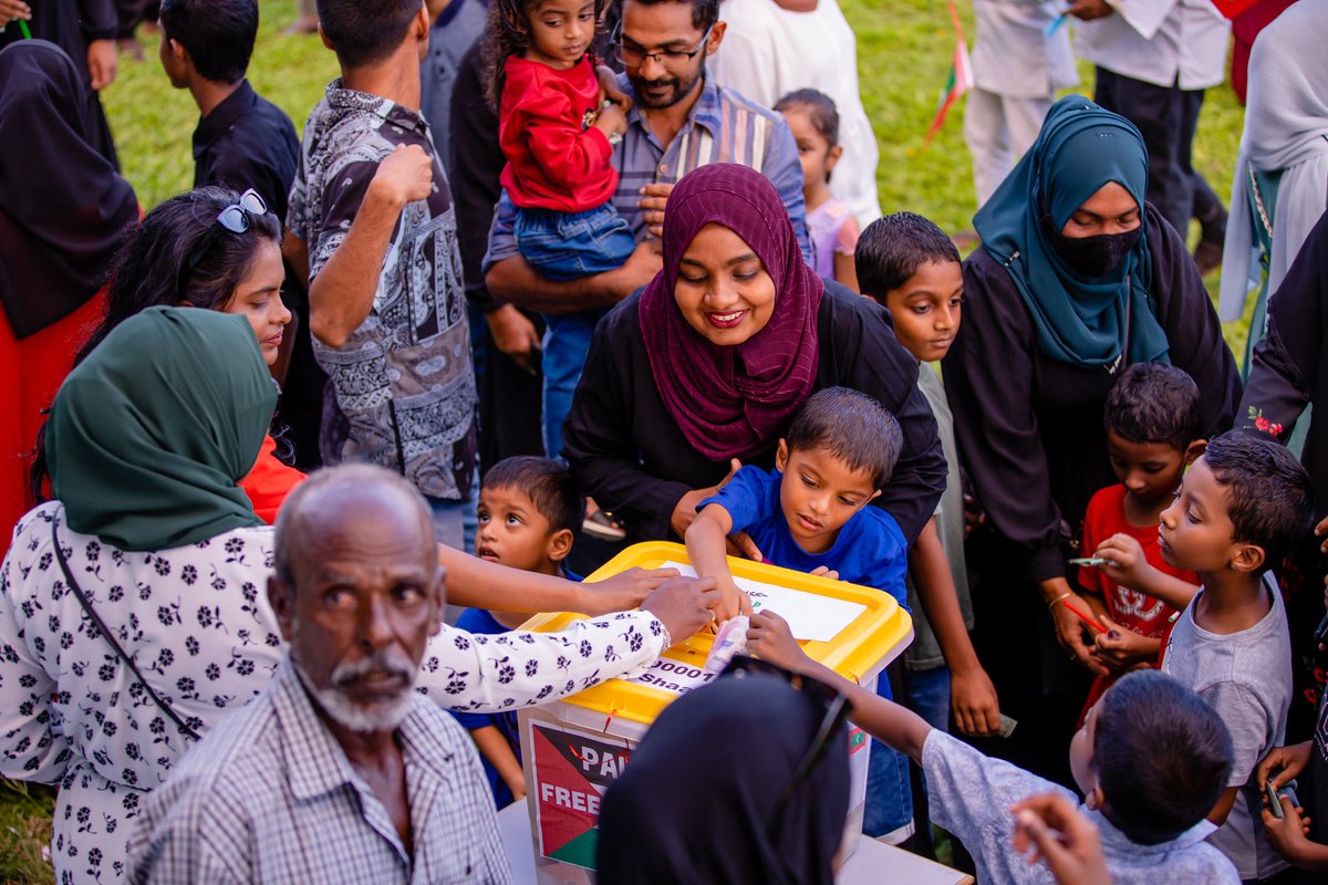 mathimaradhoo's tweet photo. ލ.ގަމުގެ ޒުވާނުން އިސްނަގައިގެން ކުރިއަށް ގެންދެވުނު “ލ.ގަމުގެ ރައްޔިތުން ފަލަސްތީނާއެކު” ހަރަކާތުގެ ތެރެއިން 🇲🇻🇵🇸

#PalestineaaiEku
#FreePalestine
#WeStandWithPalestine https://t.co/PK4Rpq6DZC