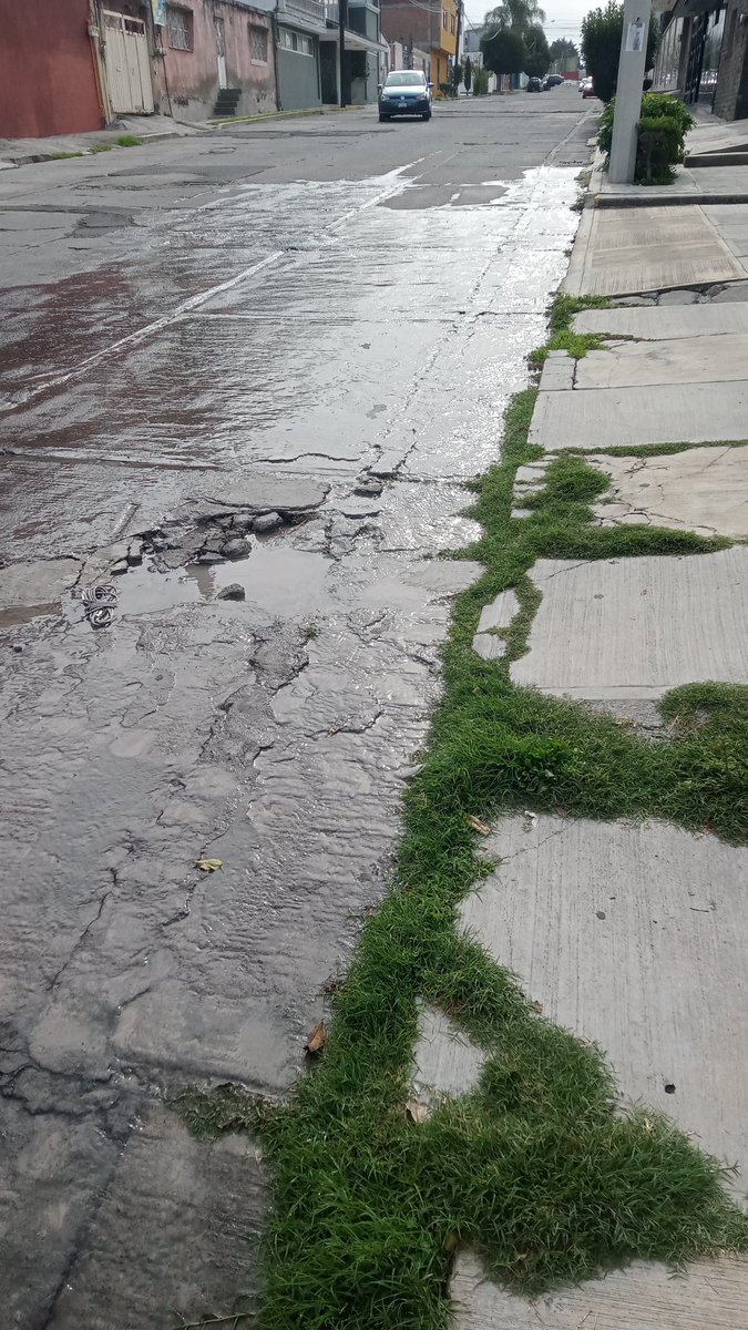 IvanHG_CHCH's tweet photo. @AguadePuebla @SOAPAP reportando ahora por aquí la fuga que lleva meses en 10 poniente, entre la 51 y la 49 norte. Col aquiles Serdán https://t.co/yL7qORpJg8
