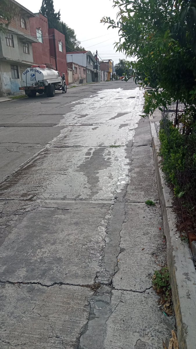 IvanHG_CHCH's tweet photo. @AguadePuebla @SOAPAP reportando ahora por aquí la fuga que lleva meses en 10 poniente, entre la 51 y la 49 norte. Col aquiles Serdán https://t.co/yL7qORpJg8