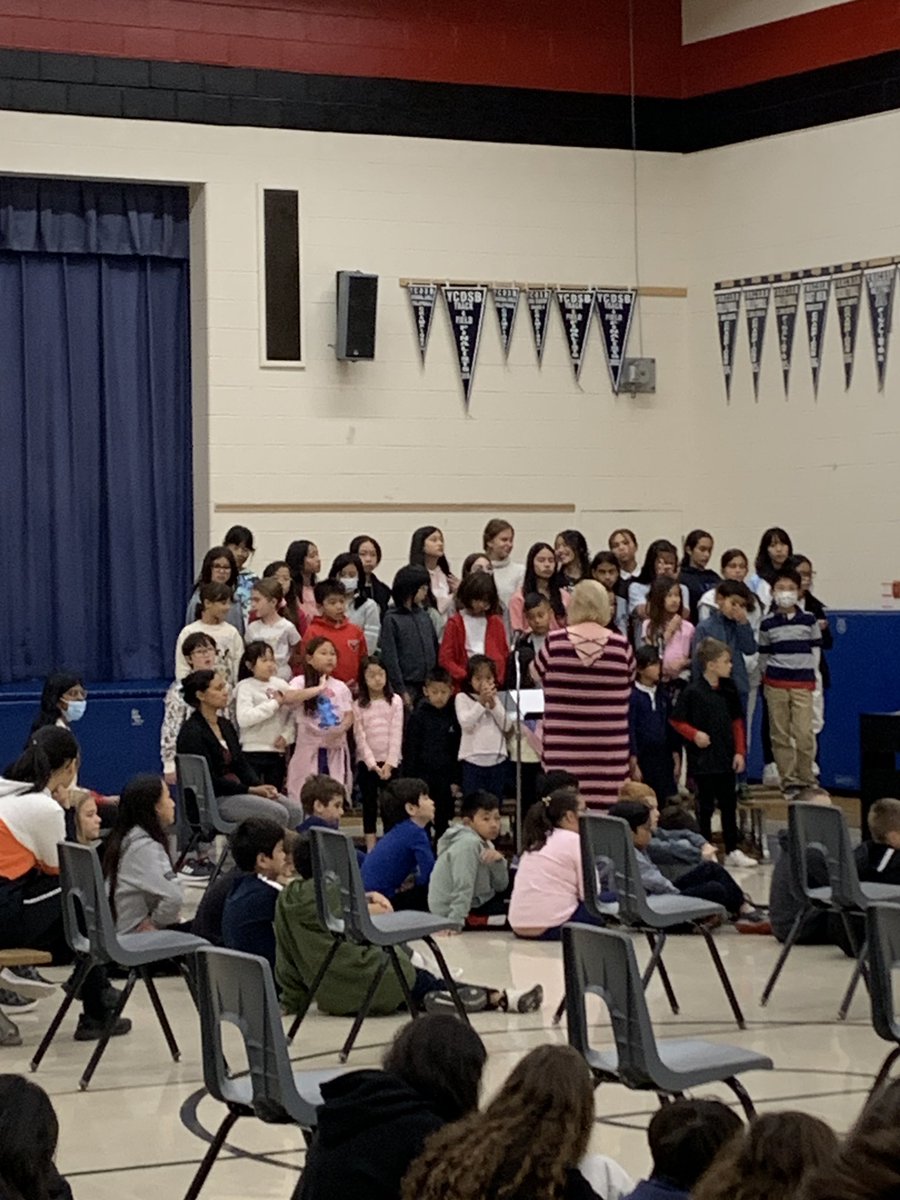 StMatthew_CES's tweet photo. Greatful for the beautiful #Thanksgiving mass celebrated at St. Matthew by Msgr. Vid. Gathering to give thanks and reflect on our blessings @YCDSB @RelDept_YCDSB @DomenicScuglia https://t.co/z5FiuUxDhn