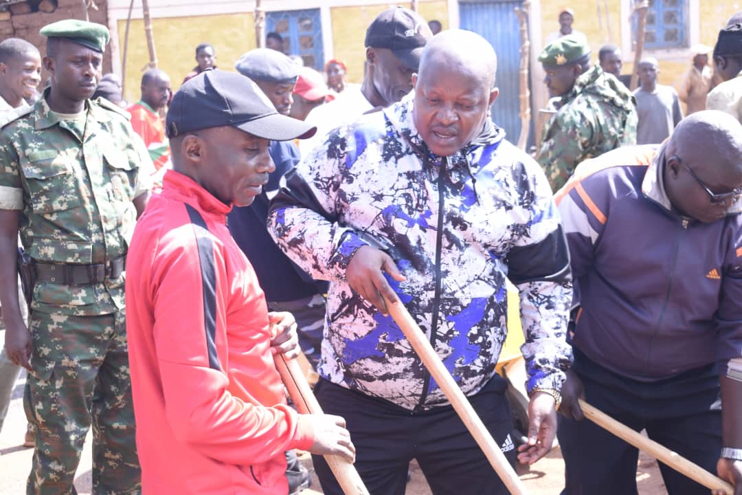 Vabagor's tweet photo. Samedi 13/10/23, j'étais  heureux de me joindre à  la population de la Commune  Kirundo  dans @KirundoProvince  lors des TDC.
Merci  pour l'accueil  très chaleureux.  @NtareHouse
@BurundiGov  @ABPInfos https://t.co/Lgawwm3Ity