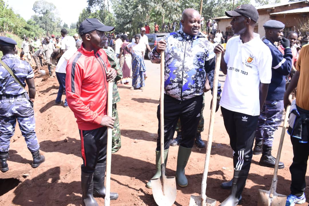 Vabagor's tweet photo. Samedi 13/10/23, j'étais  heureux de me joindre à  la population de la Commune  Kirundo  dans @KirundoProvince  lors des TDC.
Merci  pour l'accueil  très chaleureux.  @NtareHouse
@BurundiGov  @ABPInfos https://t.co/Lgawwm3Ity