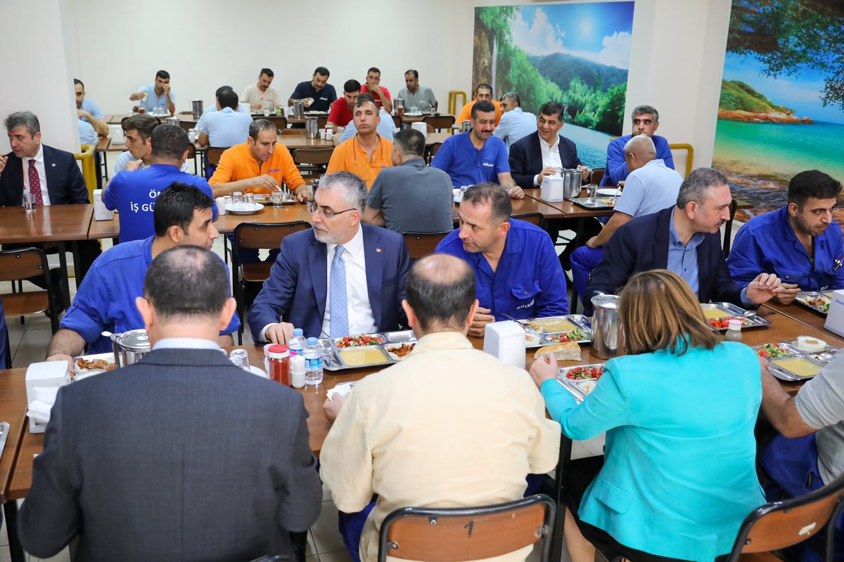 isikhanvedat's tweet photo. 📍Gülsan İplik Fabrikası

İstihdam ve ekonomimize katkı sunan tüm işletmelerin yanındayız. Gaziantep’te faaliyet gösteren Gülsan İplik Fabrikasını ziyaretimizde işçi kardeşlerimizle bir araya gelerek taleplerini ve ihtiyaçlarını dinledik.

Bölgenin kalkınmasında emeği olan, değer üreten işveren ve işçilerimize teşekkür ediyorum.