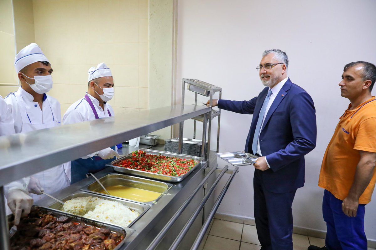 isikhanvedat's tweet photo. 📍Gülsan İplik Fabrikası

İstihdam ve ekonomimize katkı sunan tüm işletmelerin yanındayız. Gaziantep’te faaliyet gösteren Gülsan İplik Fabrikasını ziyaretimizde işçi kardeşlerimizle bir araya gelerek taleplerini ve ihtiyaçlarını dinledik.

Bölgenin kalkınmasında emeği olan, değer üreten işveren ve işçilerimize teşekkür ediyorum.