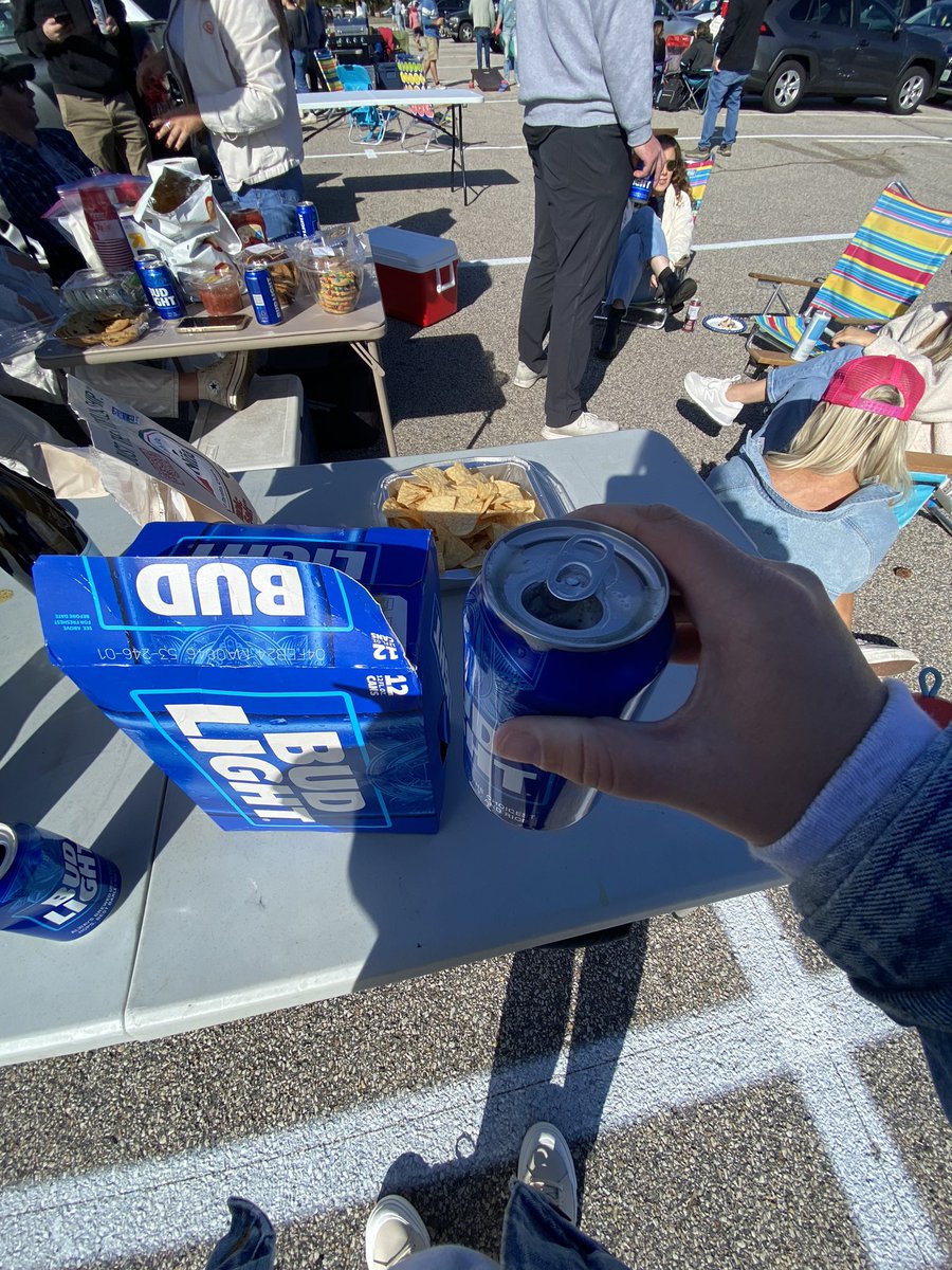 cfitz1214's tweet photo. Tailgate beer https://t.co/7oaFZKqWR1