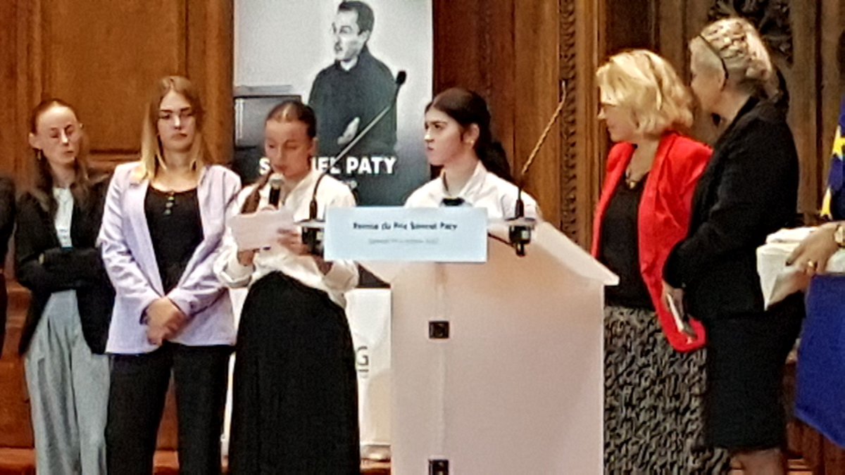 AcReims's tweet photo. Moment solennel pour les élèves de seconde pro du lycée @edmebouchardon de Chaumont (52) qui ont remporté la 3e place catégorie lycée du prix Samuel Paty pour leur podcast réalisé avec @ActiveRadio_52 et le soutien de leur enseignante. Ils ont été récompensés à la Sorbonne. https://t.co/MNzayyJFbo