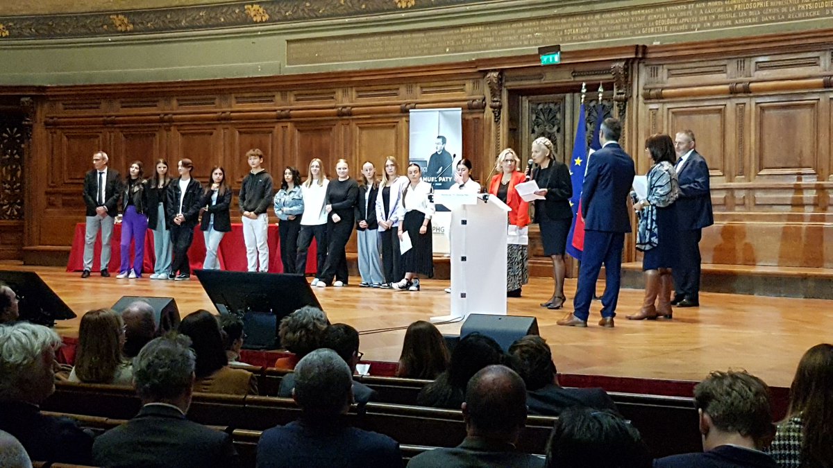 AcReims's tweet photo. Moment solennel pour les élèves de seconde pro du lycée @edmebouchardon de Chaumont (52) qui ont remporté la 3e place catégorie lycée du prix Samuel Paty pour leur podcast réalisé avec @ActiveRadio_52 et le soutien de leur enseignante. Ils ont été récompensés à la Sorbonne. https://t.co/MNzayyJFbo