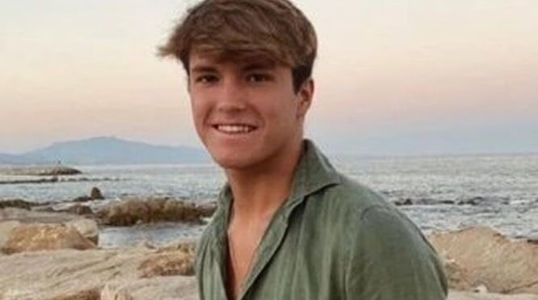 XTINAGDC's tweet photo. Es Álvaro Prieto, joven cordobés desaparecido en Sevilla, intentaba volver a su casa en Córdoba. Se le pierde la pista en la estación  de Santa Justa cuando perdió su tren y se quedó sin batería. 
Parece que se le vio por la Avda Kansas City.
Difunde, por favor https://t.co/Xpe4hc9kT6